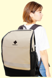 リュックを背負う女性
